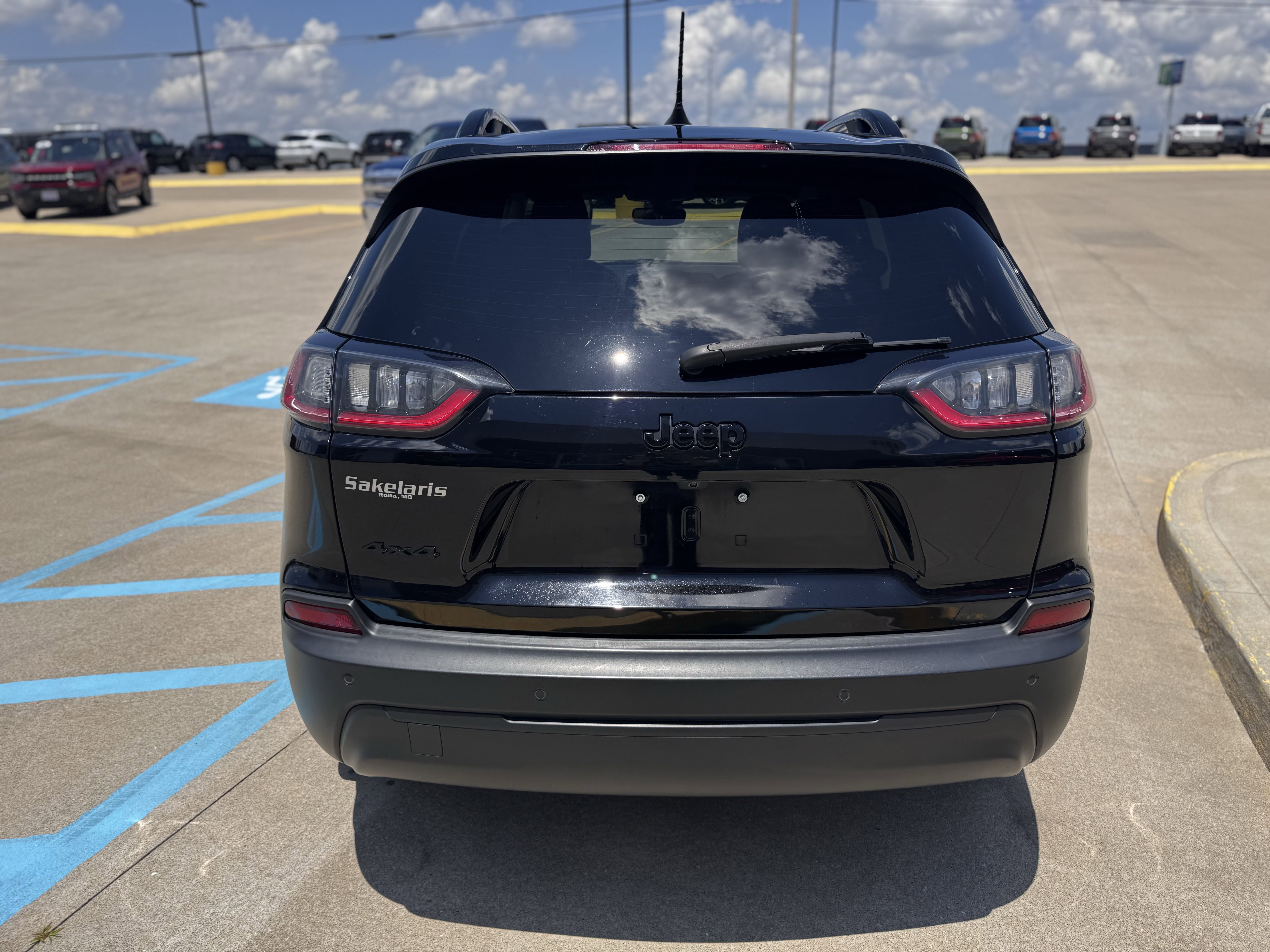 Used 2023 Jeep Cherokee Altitude Lux image 4