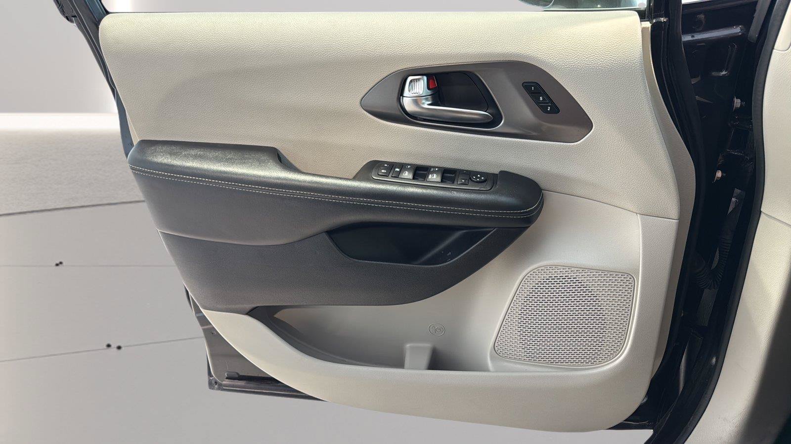Used 2022 Chrysler Pacifica Touring-L FWD image 21