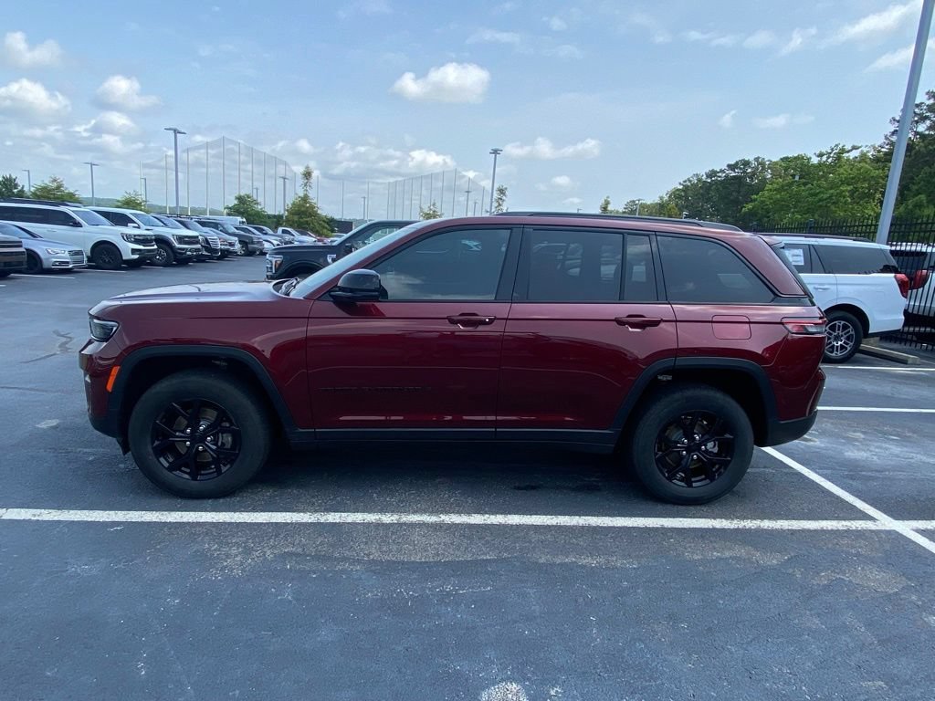 Used 2025 Jeep Grand Cherokee Altitude AWD/4WD image 4