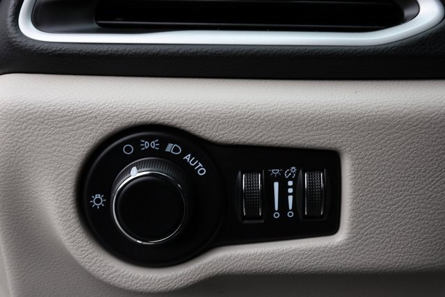 Used 2024 Chrysler Voyager LX image 19