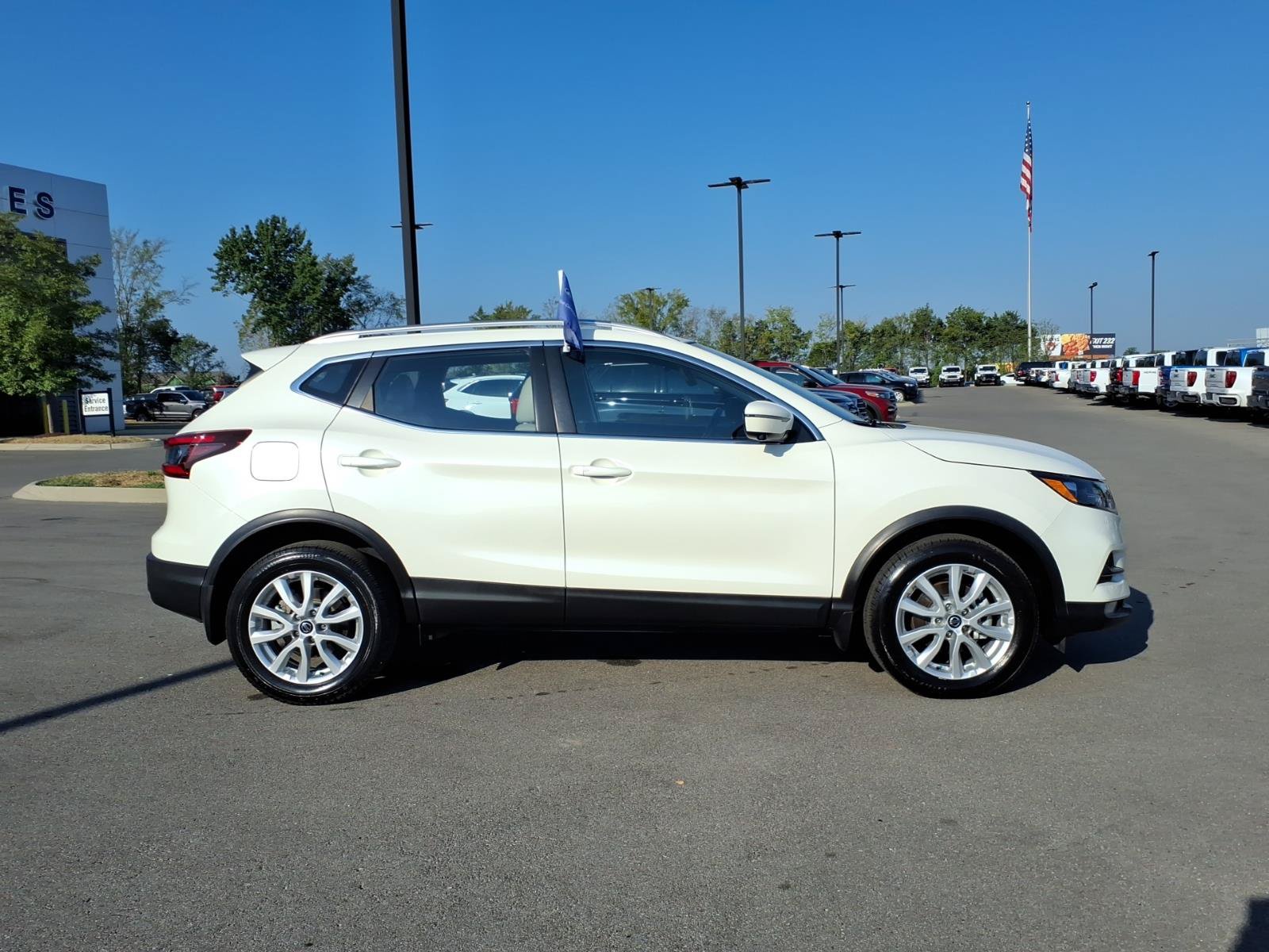Used 2022 Nissan Rogue Sport SV w/ Technology Package AWD/4WD image 2