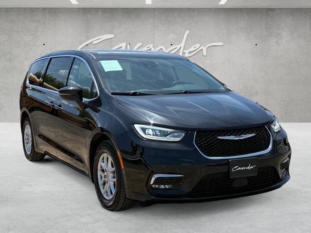 Used 2023 Chrysler Pacifica Touring-L FWD image 2