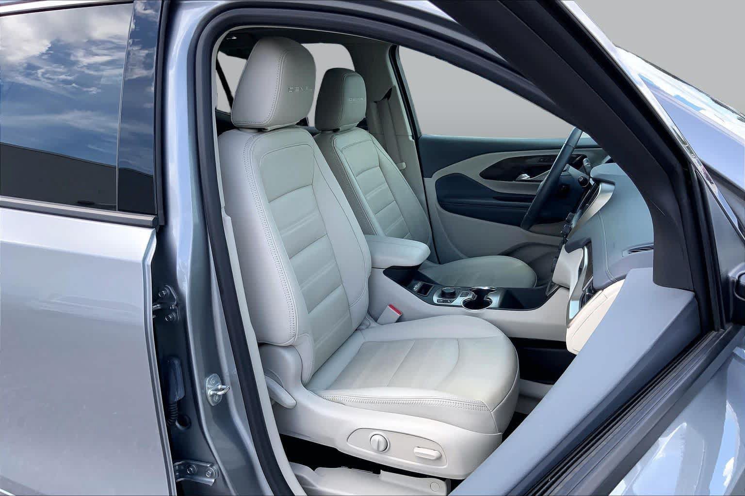 Used 2024 GMC Terrain Denali w/ Denali Premium Package AWD/4WD image 9