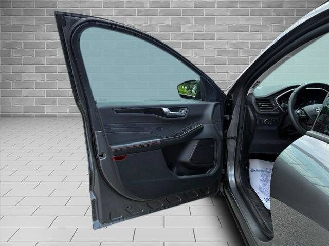Certified 2022 Ford Escape SEL w/ SEL Stealth AWD Package image 17