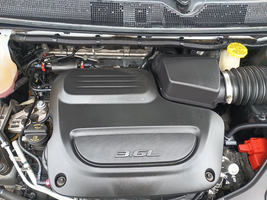 Used 2022 Chrysler Pacifica Touring-L w/ Uconnect Theater Family Group image 12