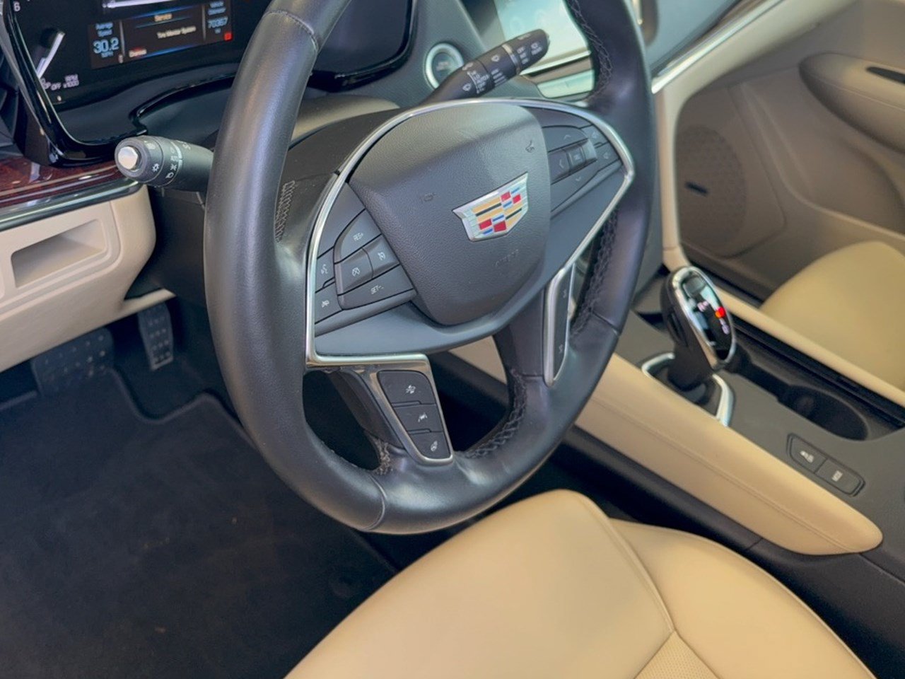 Used 2018 Cadillac XT5 Premium Luxury FWD image 4