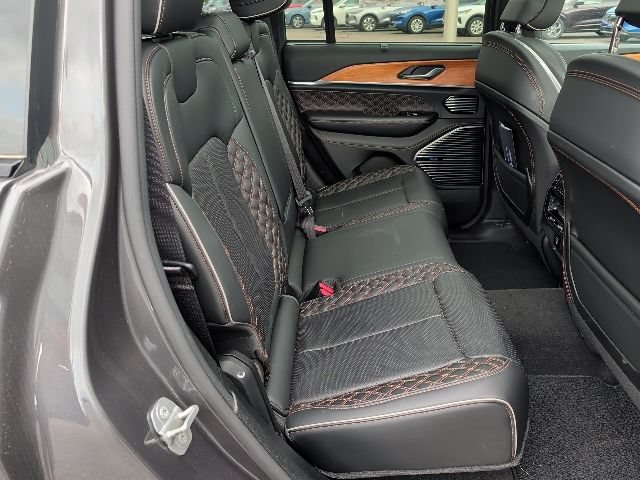 Used 2022 Jeep Grand Cherokee Summit AWD/4WD image 36