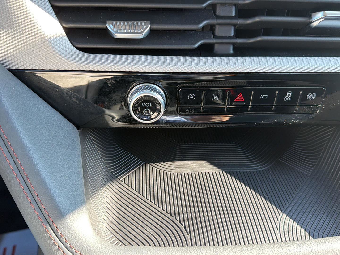 Certified 2025 Ford Explorer Active w/ Active Comfort Package image 39