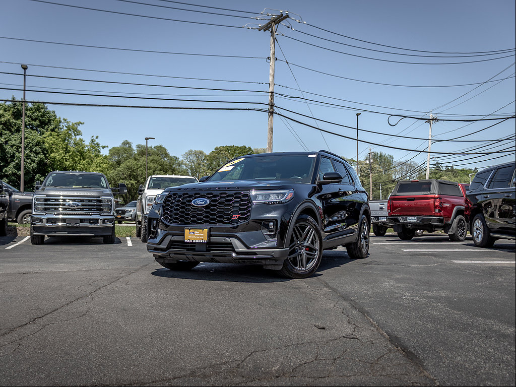 Certified 2025 Ford Explorer ST AWD/4WD image 3