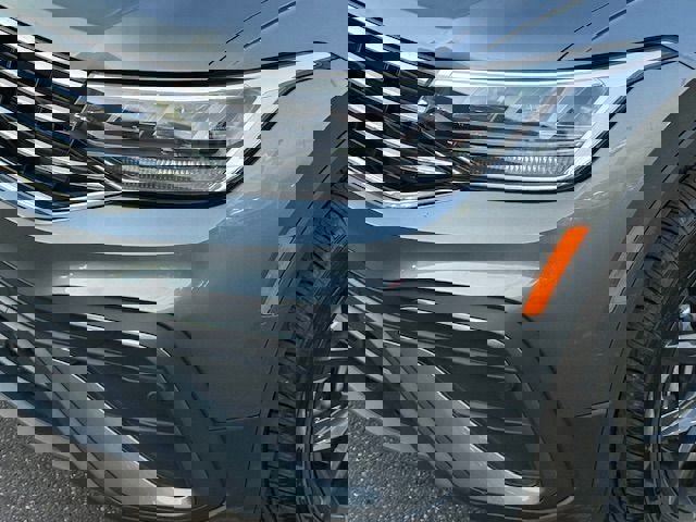 Used 2024 Volkswagen Tiguan SE w/ Panoramic Sunroof Package image 14