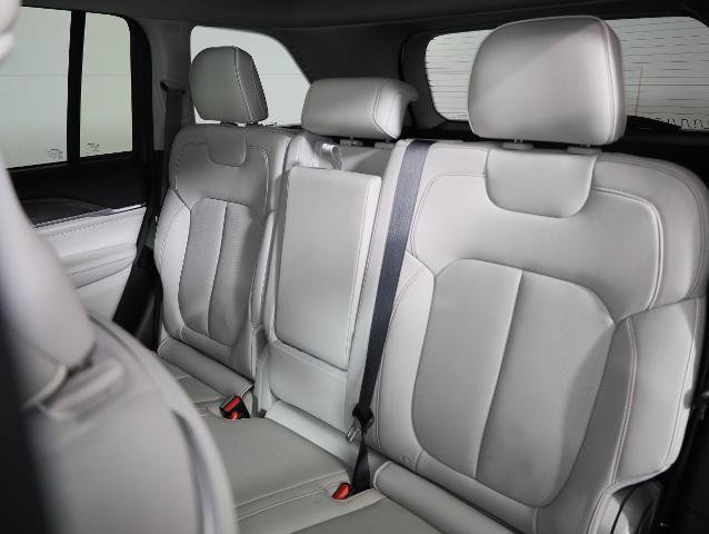 Used 2022 Jeep Grand Cherokee Overland w/ Luxury Tech Group IV AWD/4WD image 11