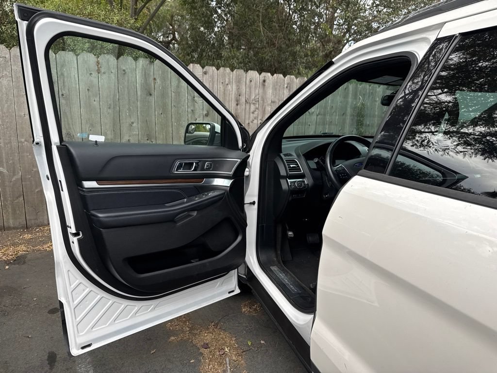 Certified 2017 Ford Explorer Limited FWD image 6