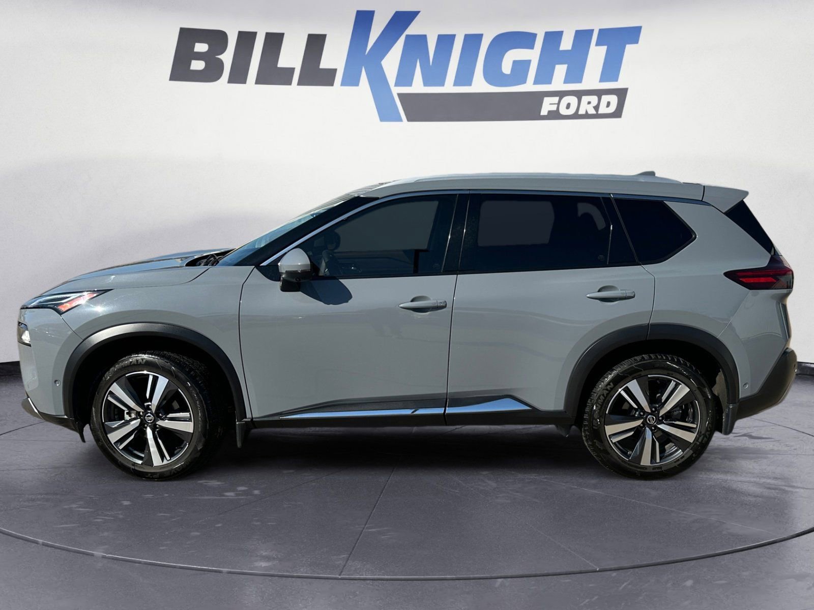 Used 2021 Nissan Rogue Platinum image 2