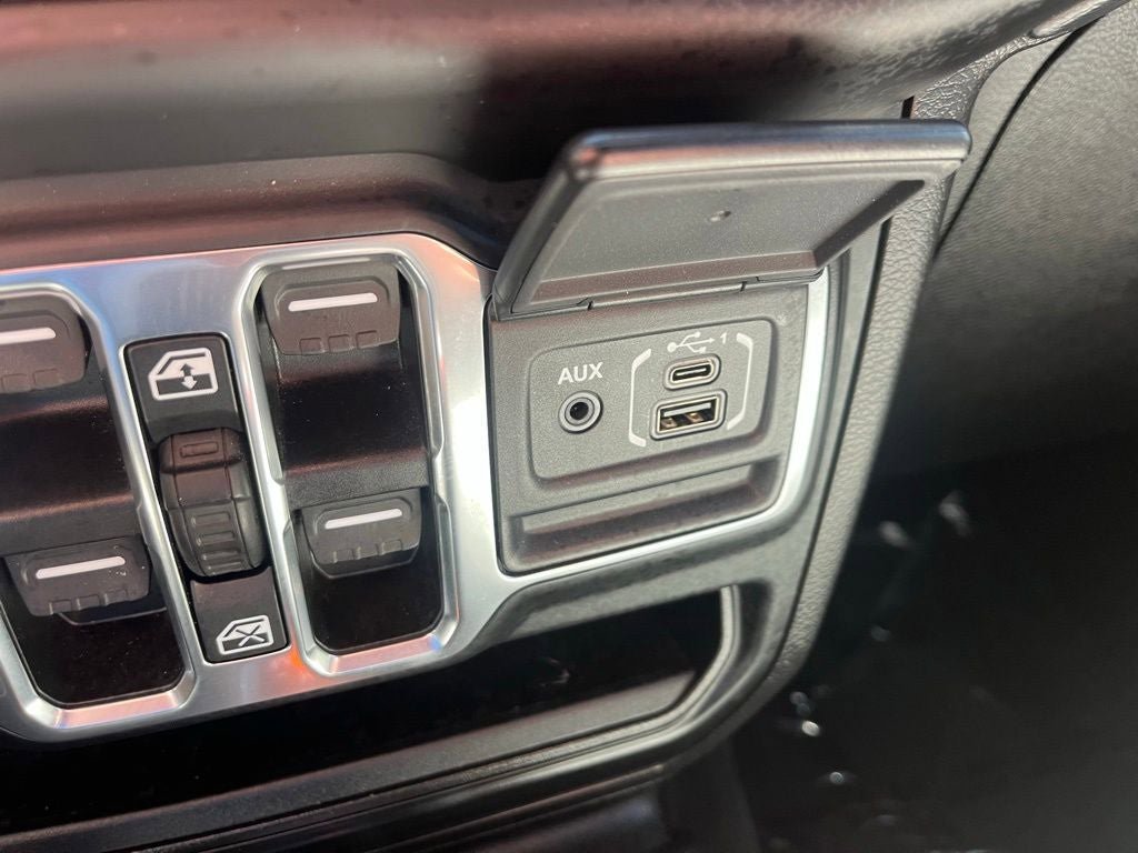 Used 2023 Jeep Wrangler Unlimited Sahara AWD/4WD image 34