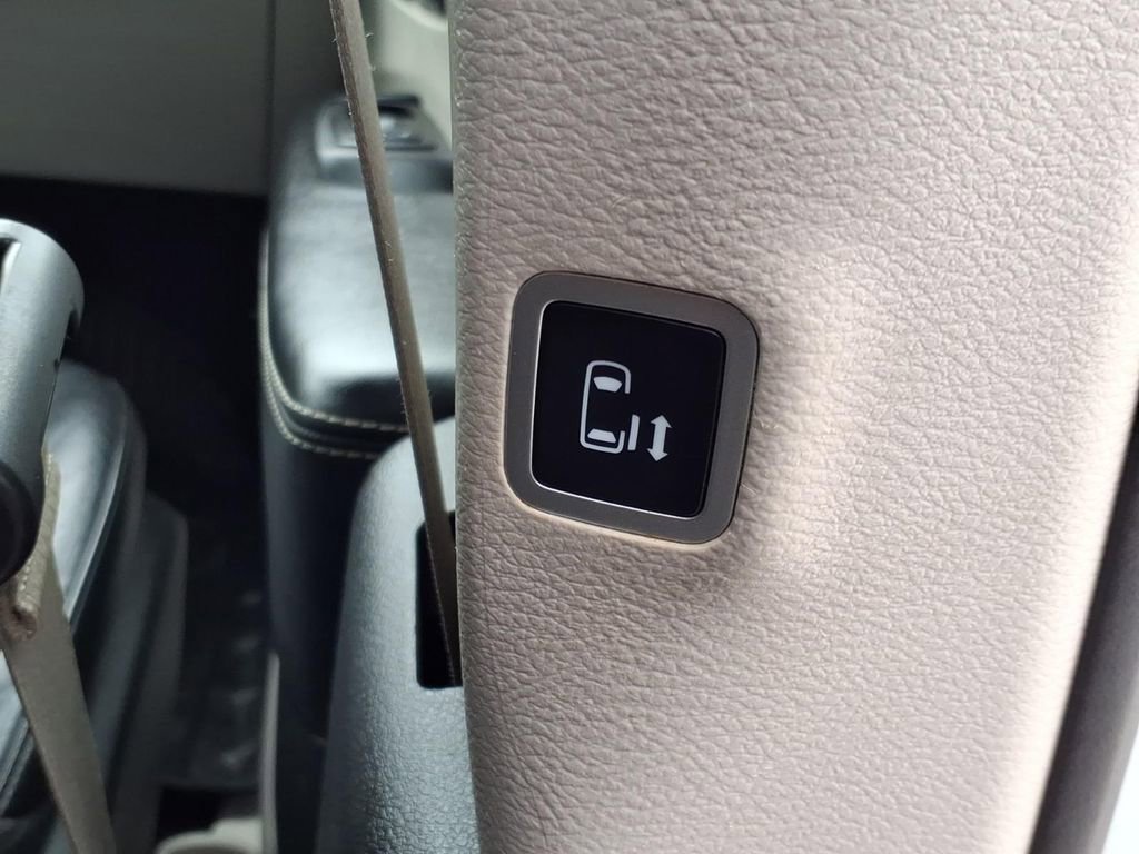 Used 2022 Chrysler Pacifica Touring-L FWD image 8