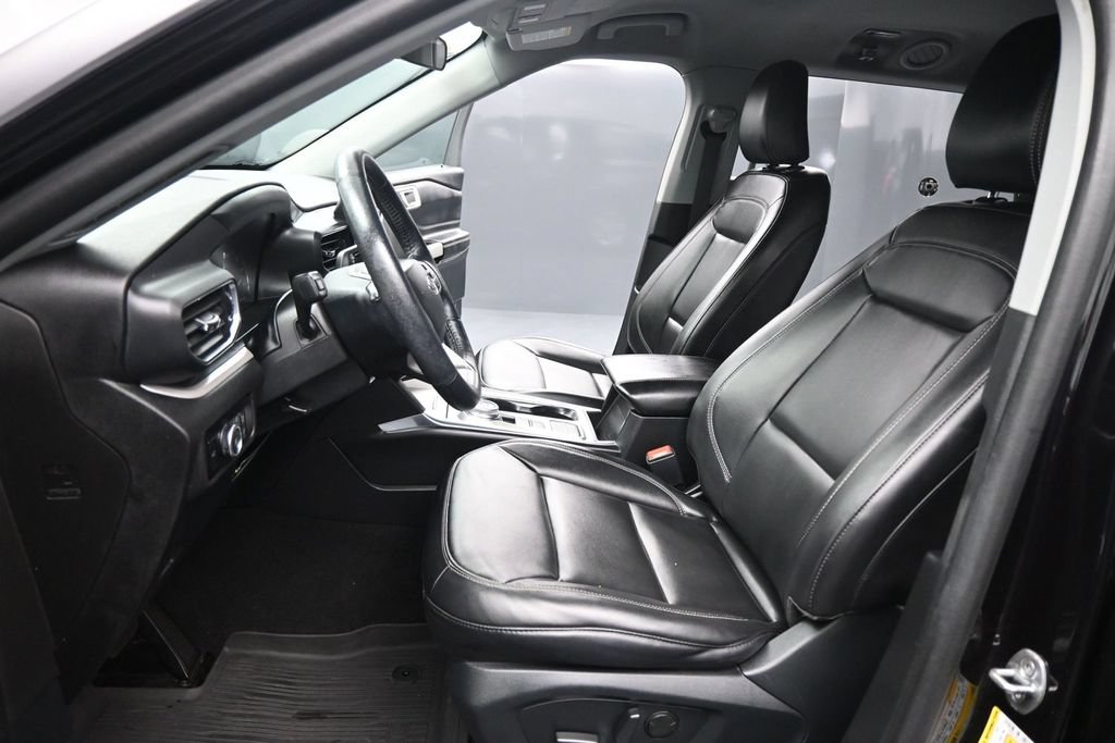 Certified 2023 Ford Explorer XLT w/ Equipment Group 202A RWD image 9