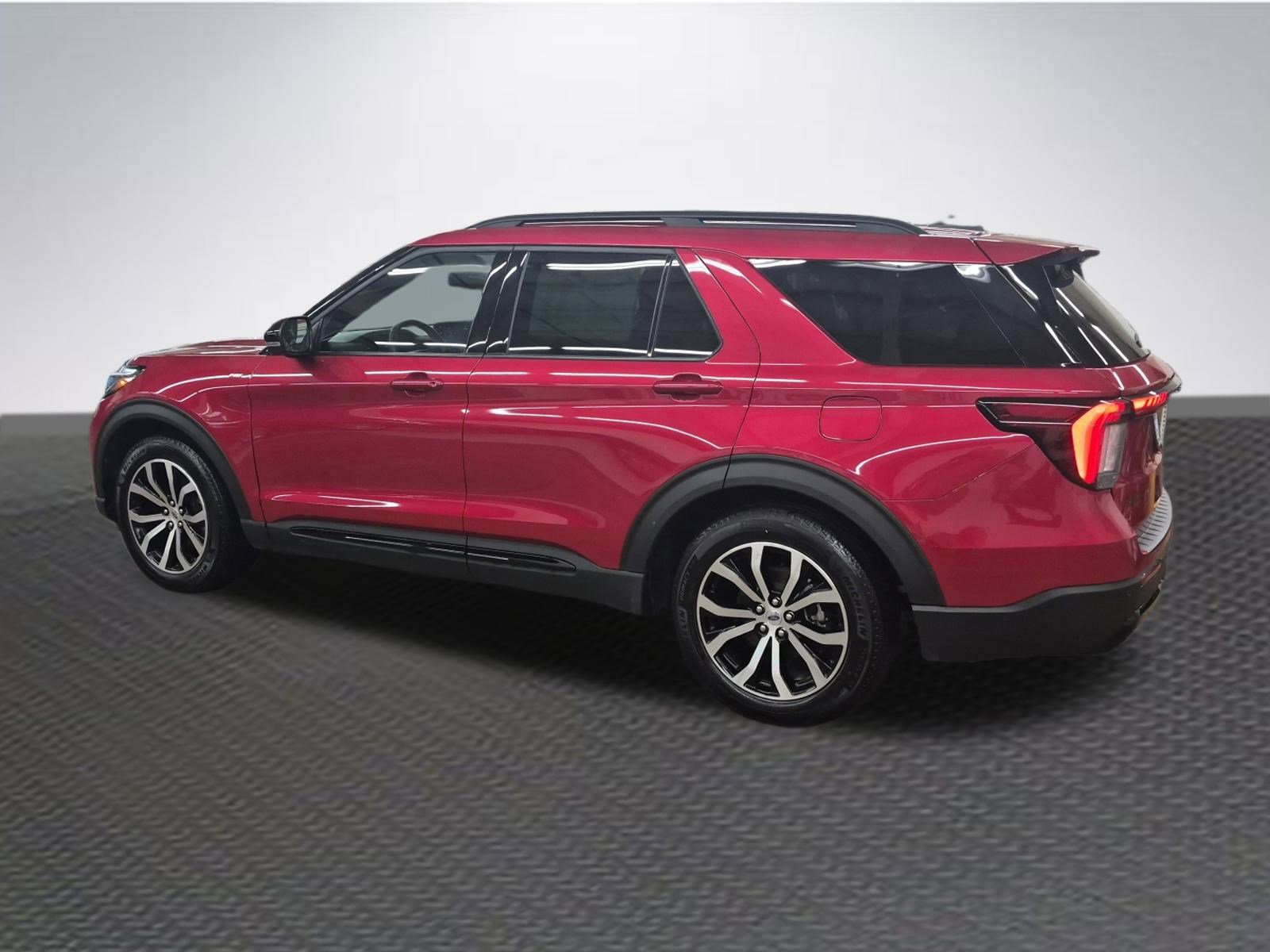 Certified 2025 Ford Explorer ST-Line image 5