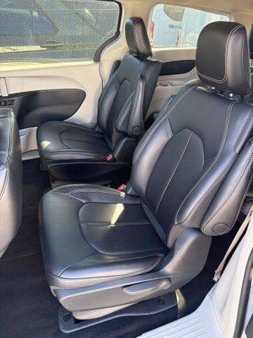 Used 2024 Chrysler Pacifica Limited FWD image 10