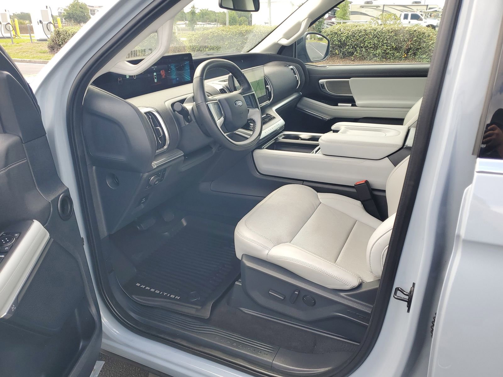 Certified 2025 Ford Expedition Platinum AWD/4WD image 18