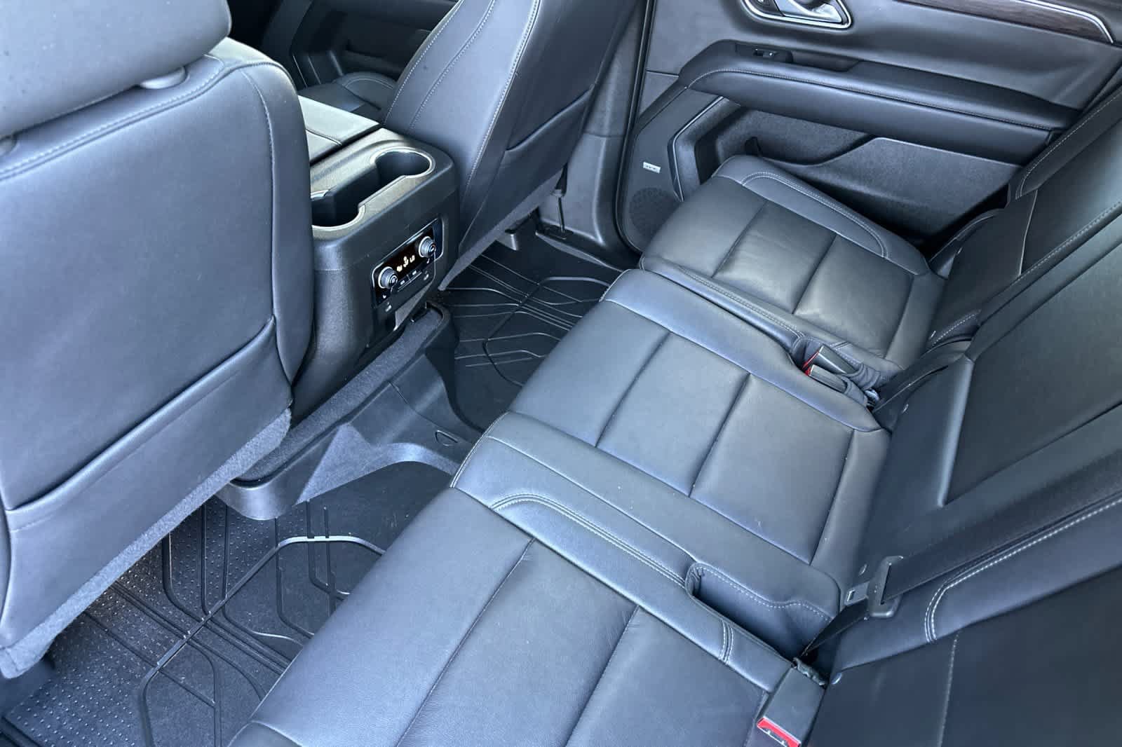 Used 2022 Chevrolet Tahoe Z71 w/ Luxury Package AWD/4WD image 4