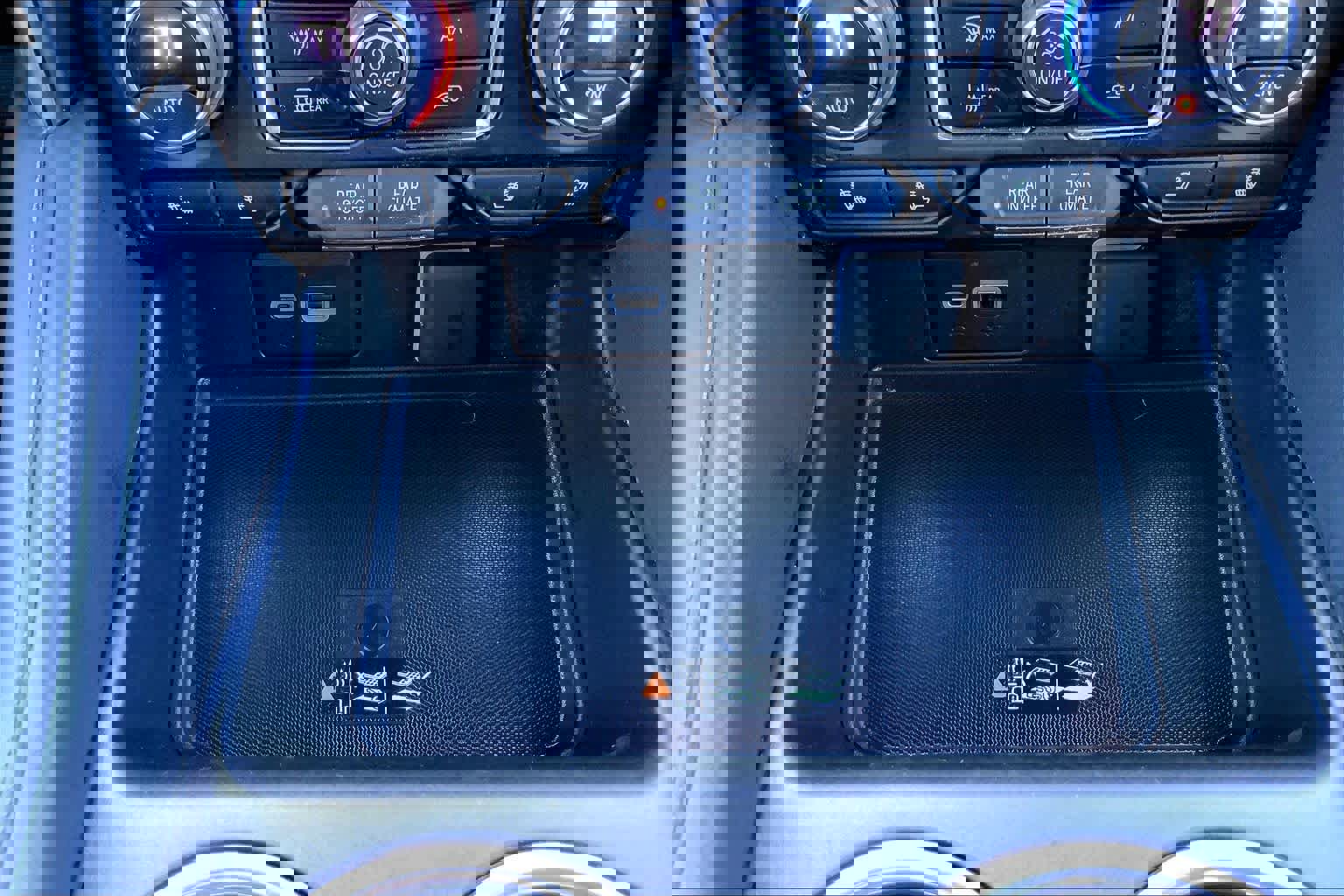 Used 2023 Chevrolet Suburban LT w/ Luxury Package image 34