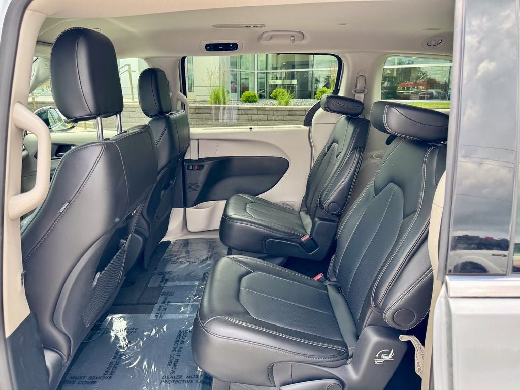 Used 2024 Chrysler Pacifica Touring-L FWD image 13
