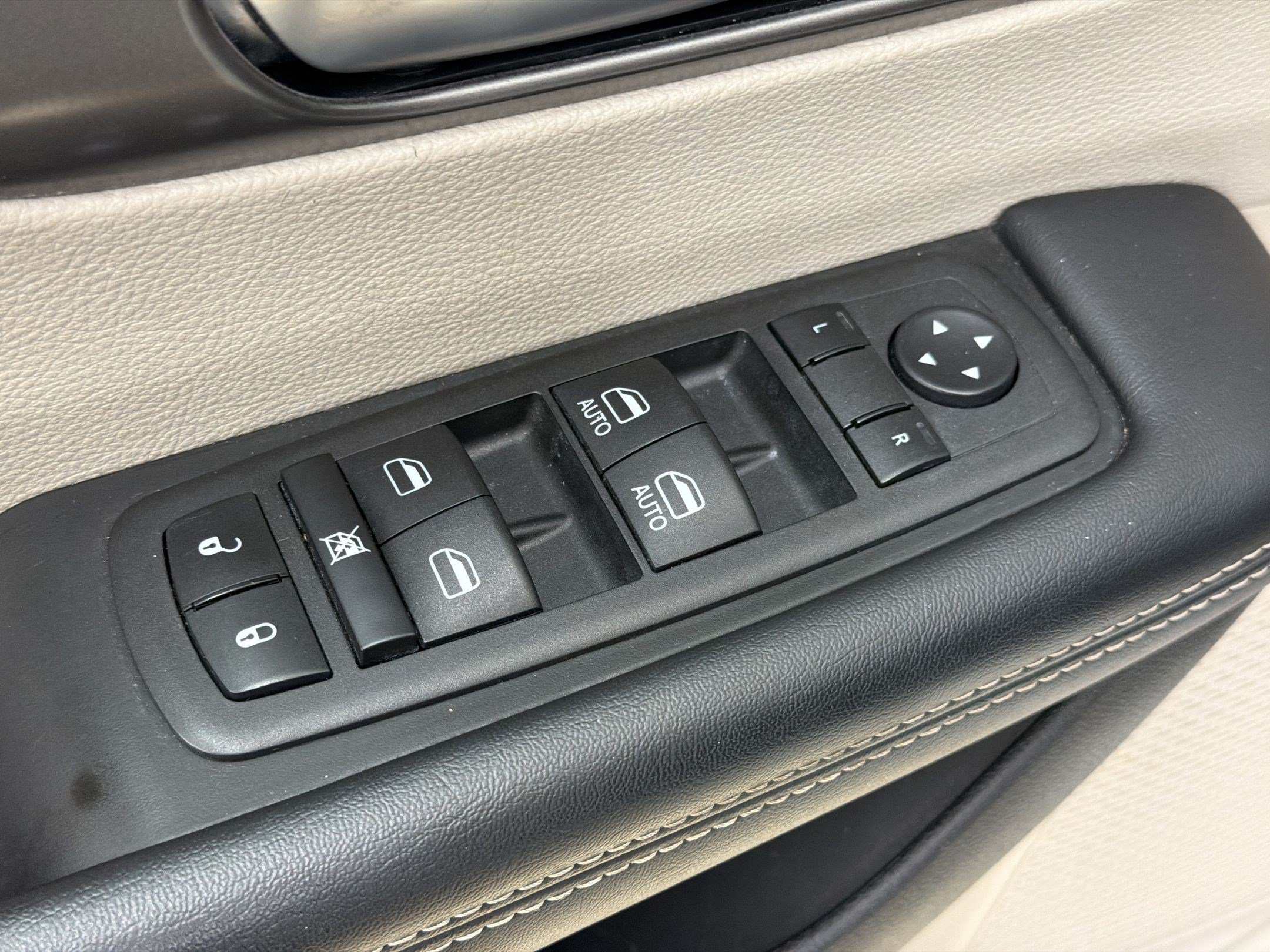 Used 2023 Chrysler Pacifica Touring-L FWD image 25