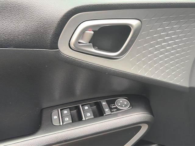 Used 2025 Kia Soul LX w/ LX Technology Package FWD image 27