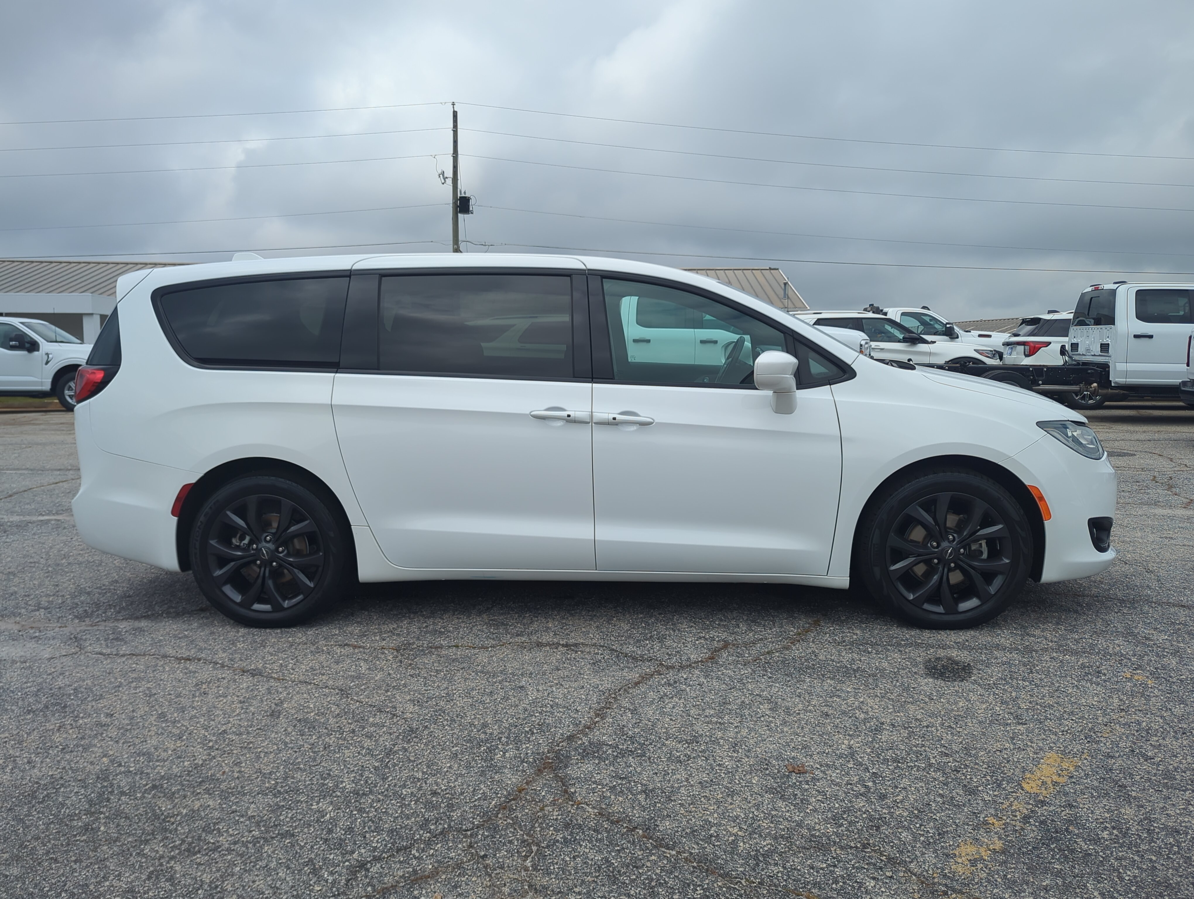 Used 2019 Chrysler Pacifica Touring Plus w/ S Appearance Package FWD image 2