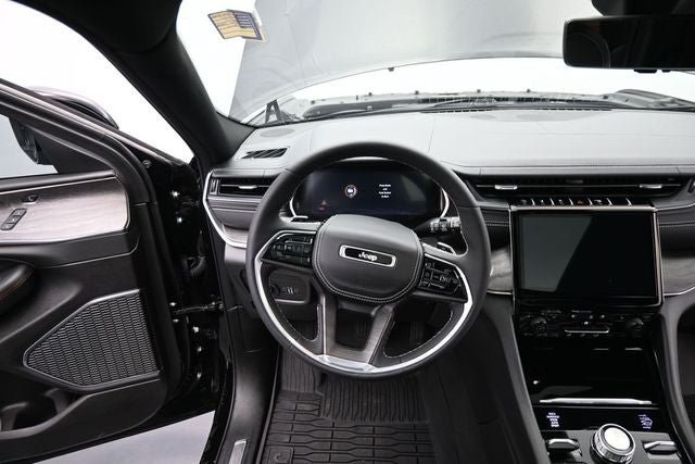 Used 2025 Jeep Grand Cherokee L Overland w/ Luxury Tech Group IV AWD/4WD image 24
