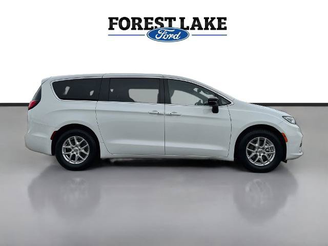 Used 2025 Chrysler Pacifica Select FWD image 8