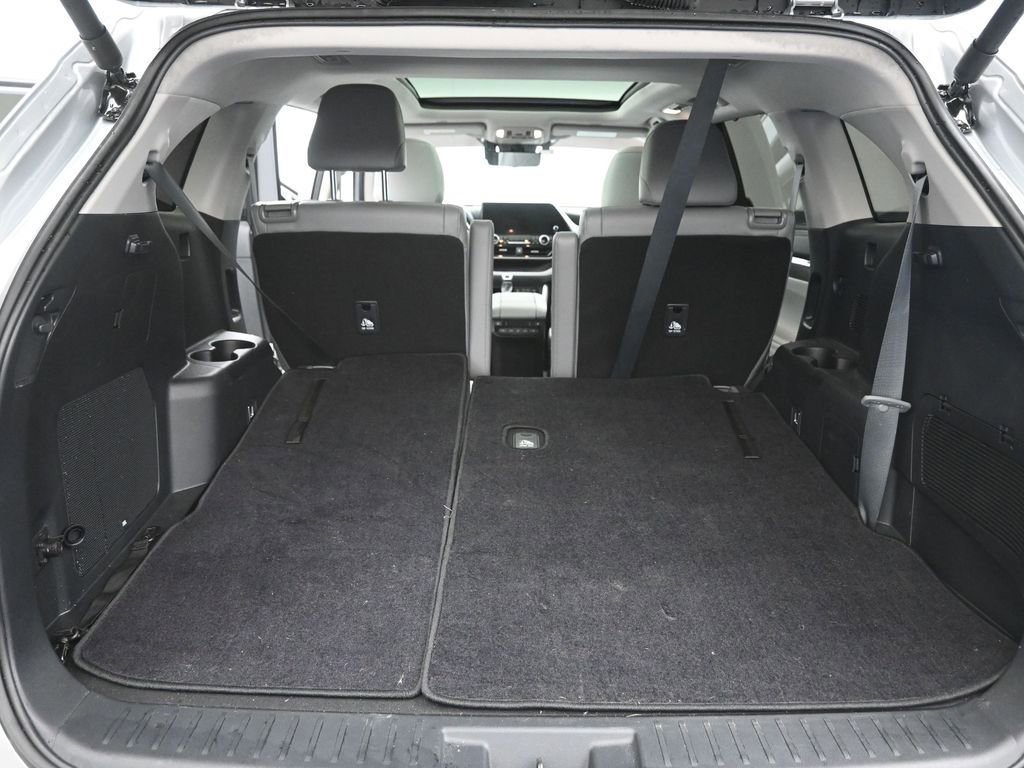 Used 2024 Toyota Highlander Platinum image 2