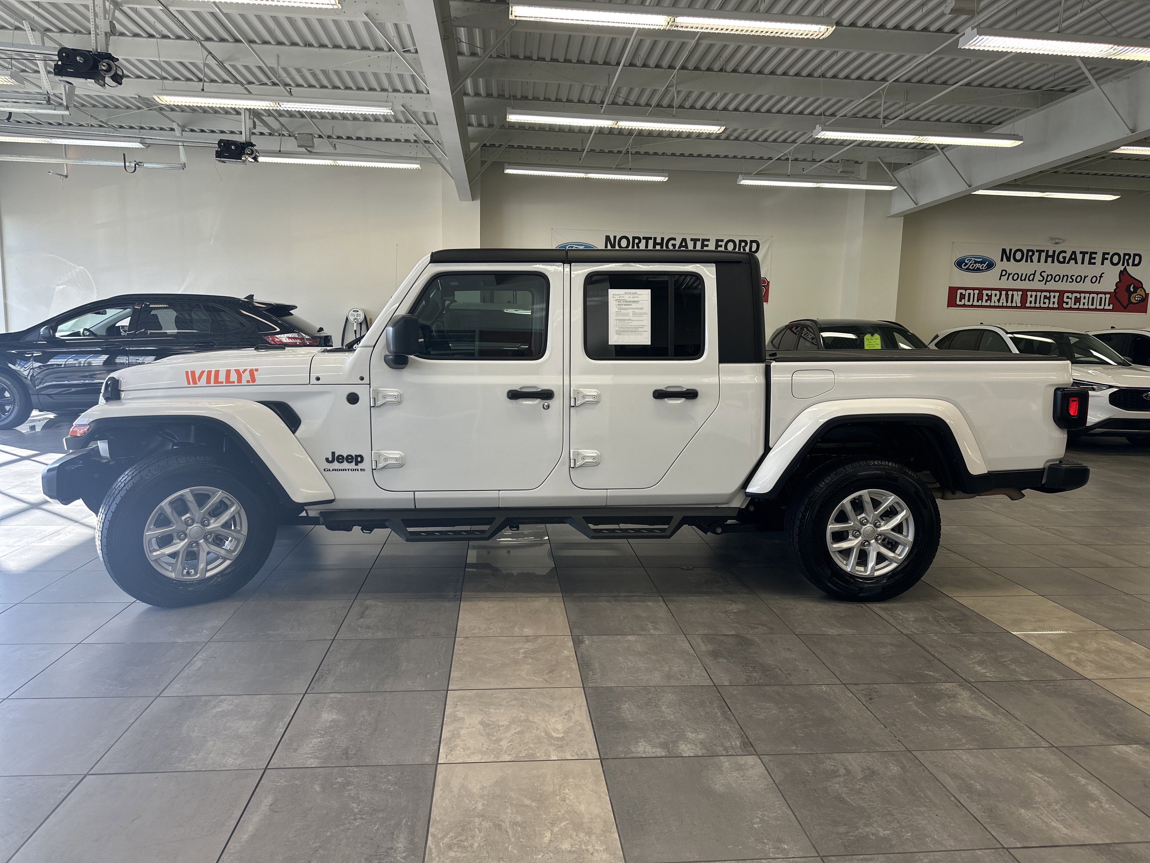 Used 2023 Jeep Gladiator Sport image 2