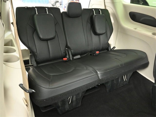 Used 2017 Chrysler Pacifica Touring-L Plus image 41