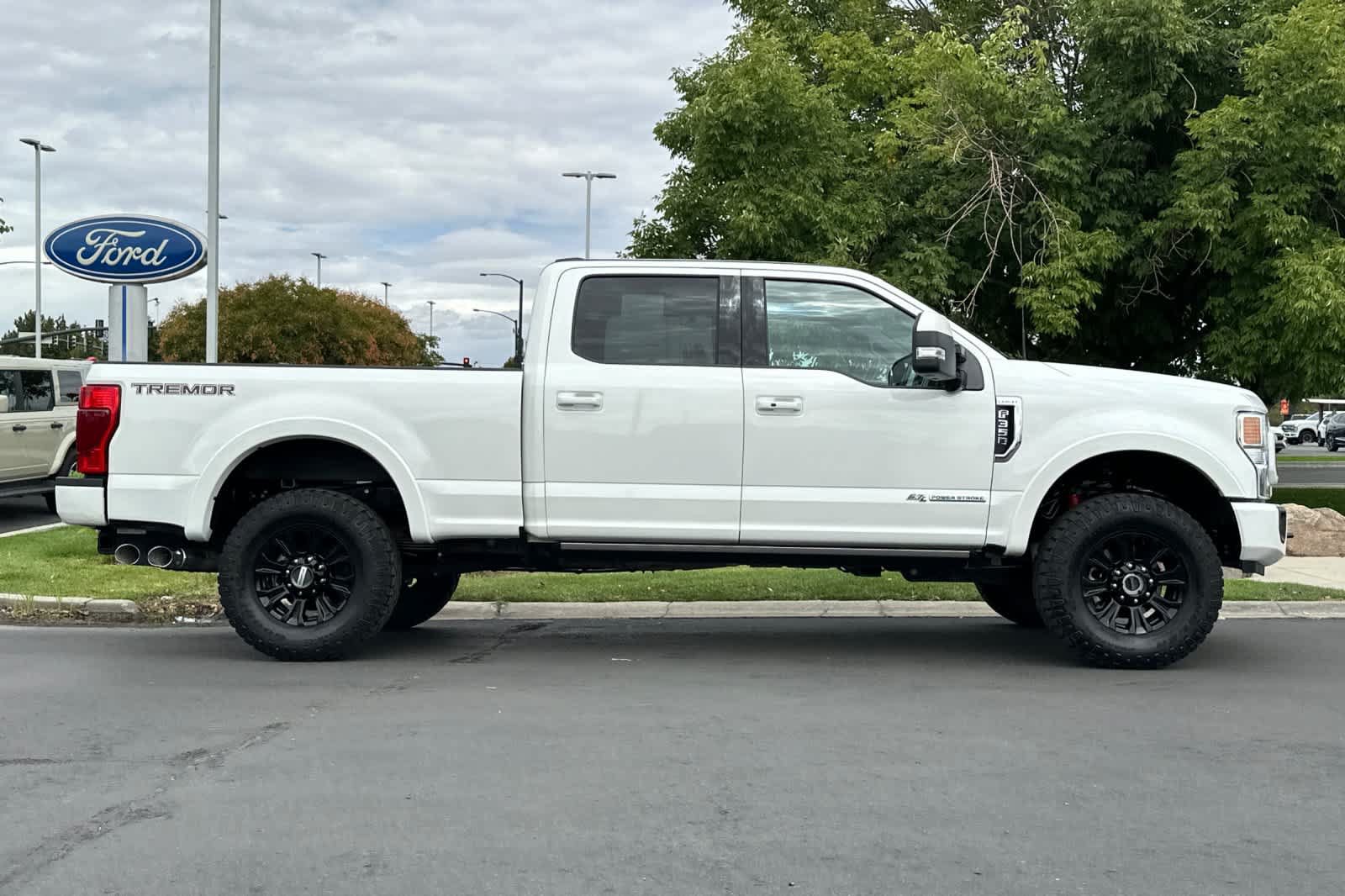 Certified 2022 Ford F350 Lariat w/ Tremor Off-Road Package AWD/4WD image 8