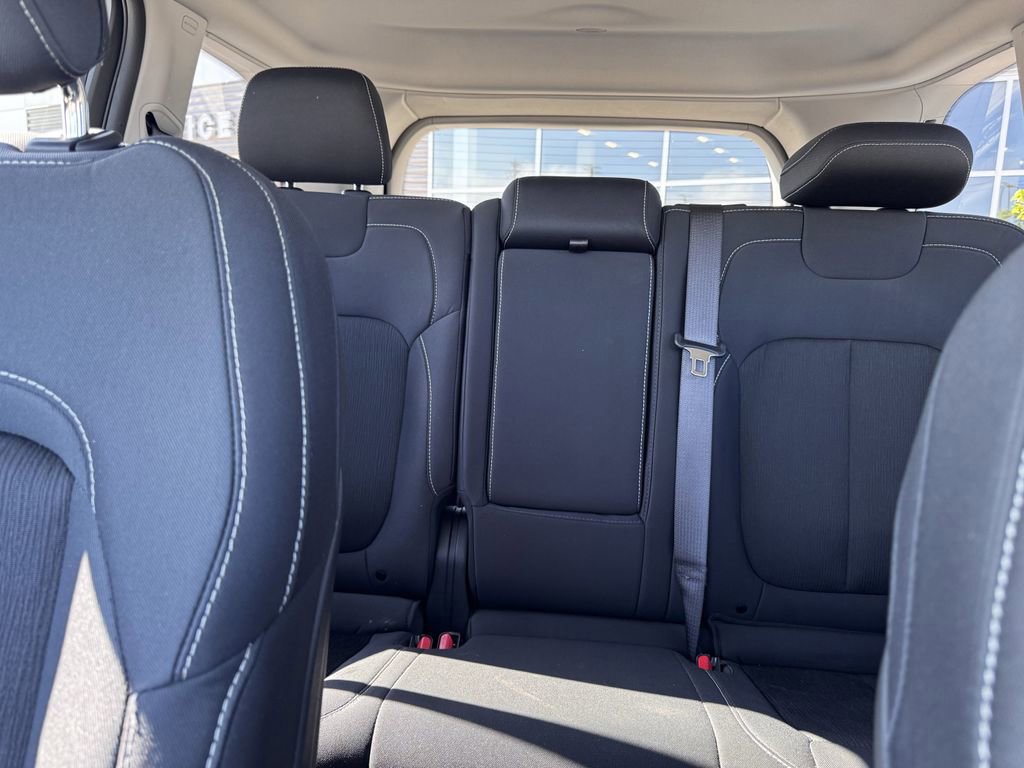 Used 2023 Jeep Grand Cherokee Laredo image 27