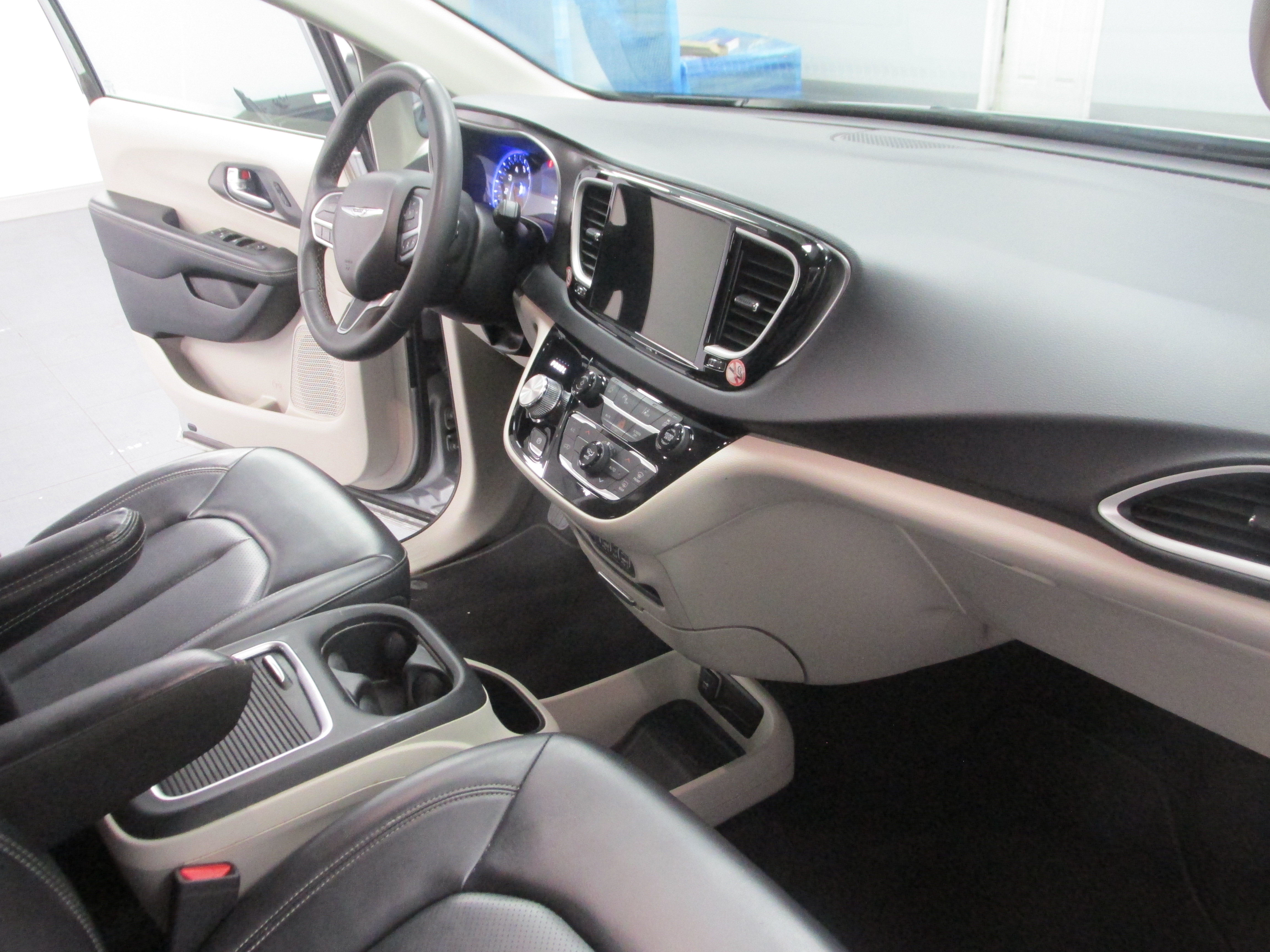 Used 2023 Chrysler Pacifica Touring-L FWD image 25
