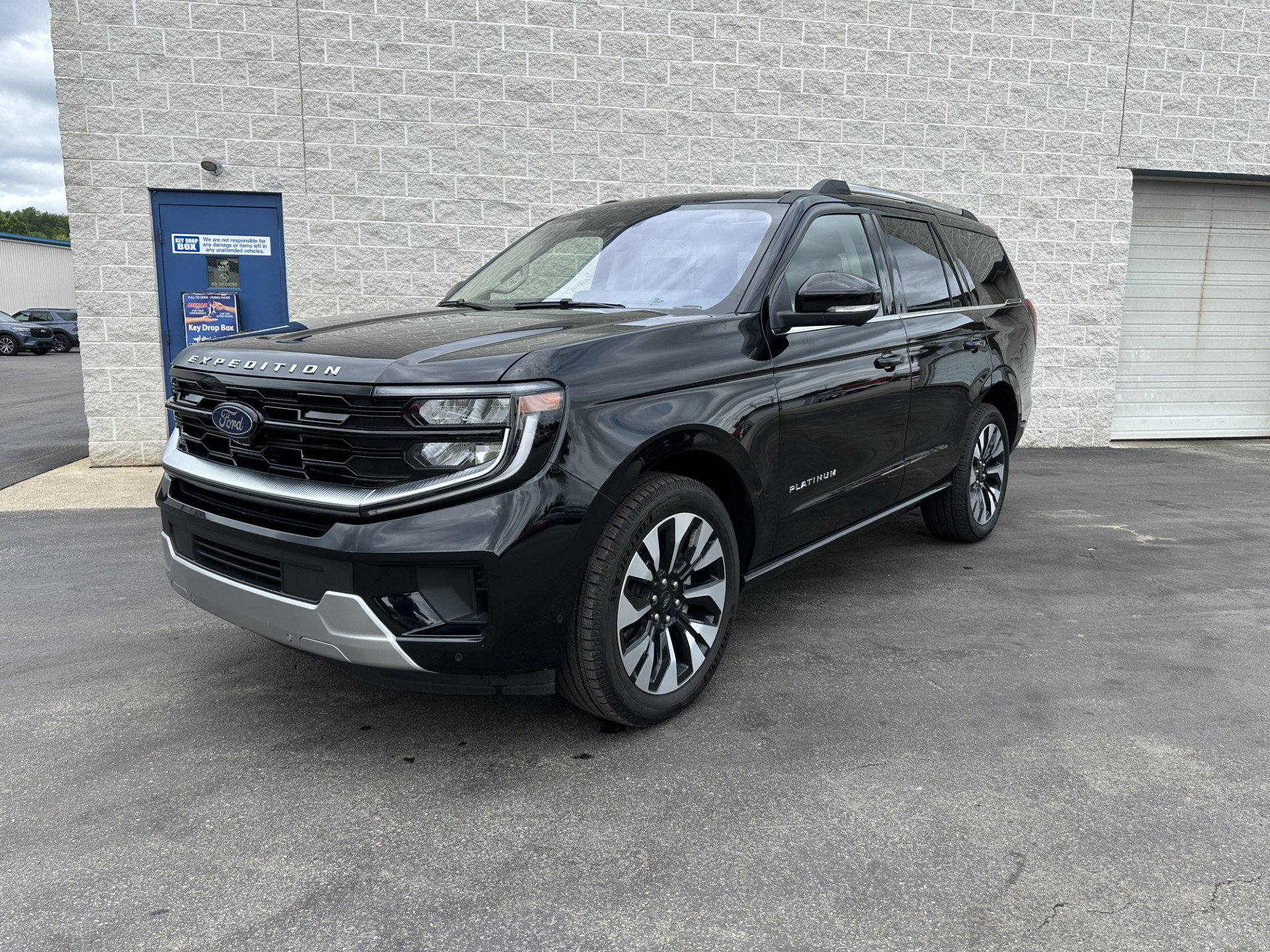 Certified 2025 Ford Expedition Platinum w/ Driver's Package AWD/4WD image 1