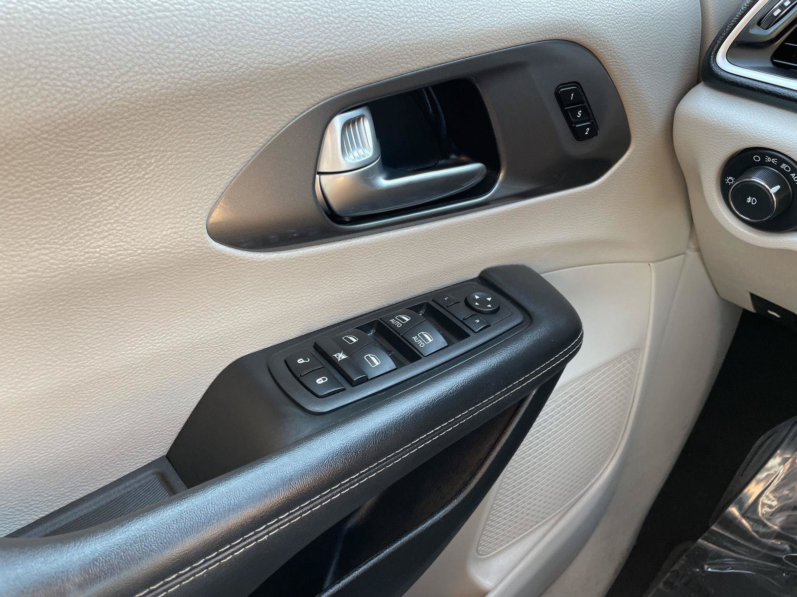 Used 2023 Chrysler Pacifica Touring-L FWD image 29