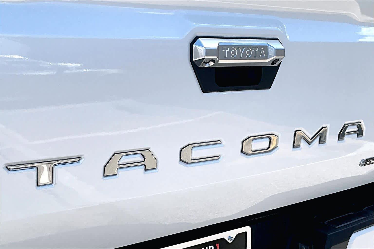Used 2025 Toyota Tacoma Limited AWD/4WD image 31