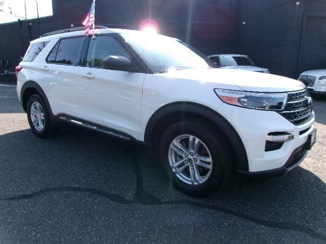 Certified 2023 Ford Explorer XLT w/ Equipment Group 202A AWD/4WD image 3