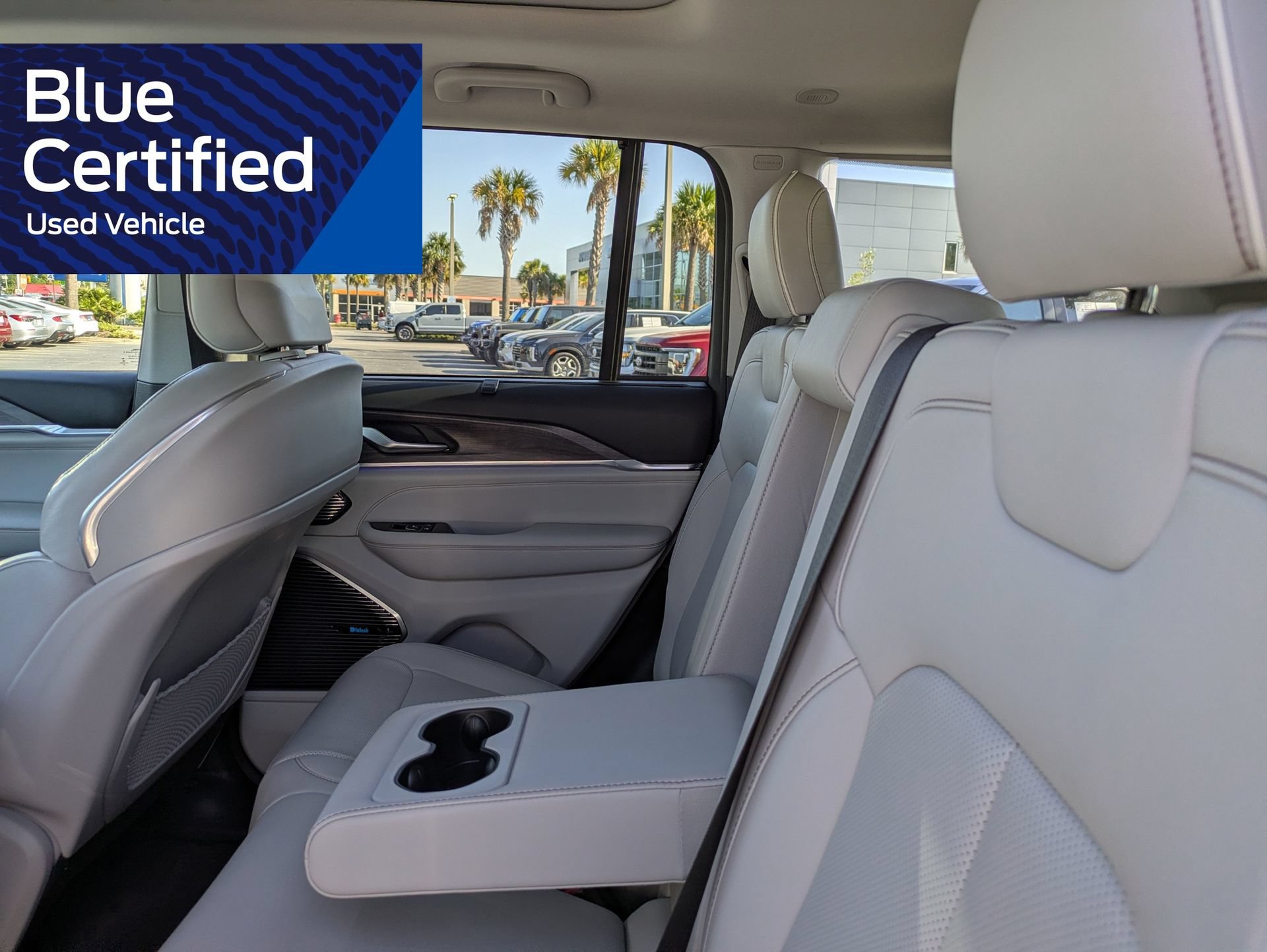 Used 2022 Jeep Grand Cherokee Overland w/ Luxury Tech Group IV AWD/4WD image 17