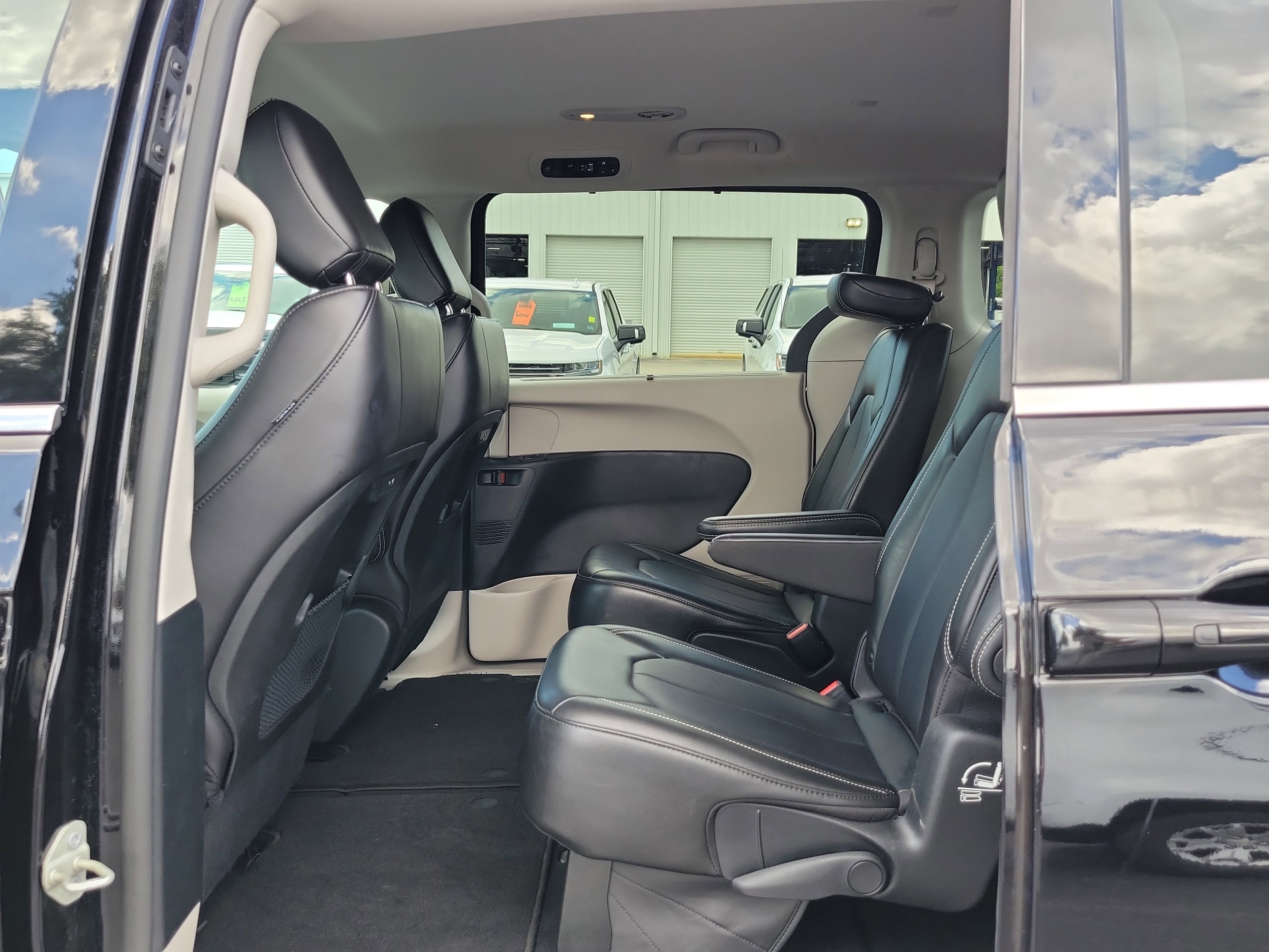 Used 2024 Chrysler Pacifica Touring-L FWD image 12