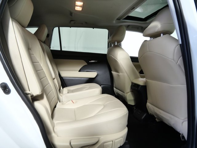 Used 2023 Toyota Highlander XLE AWD/4WD image 13