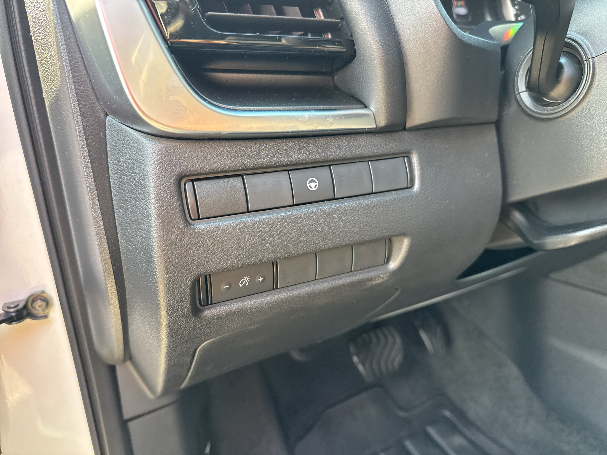 Used 2023 Nissan Rogue SV FWD image 17