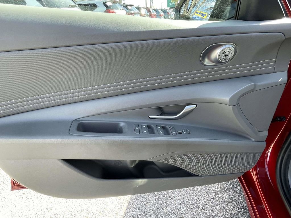 Used 2025 Hyundai Elantra SEL image 9