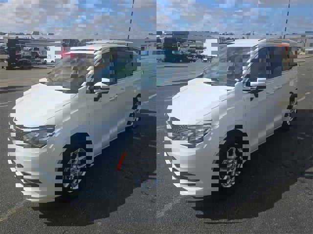 Used 2022 Chrysler Voyager LX image 1