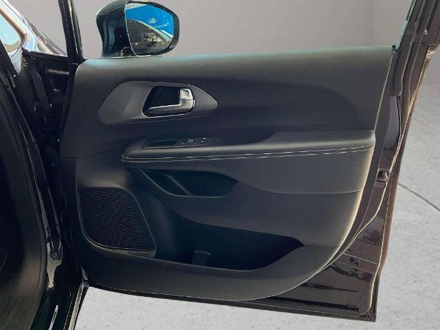 Used 2025 Chrysler Pacifica Select FWD image 21