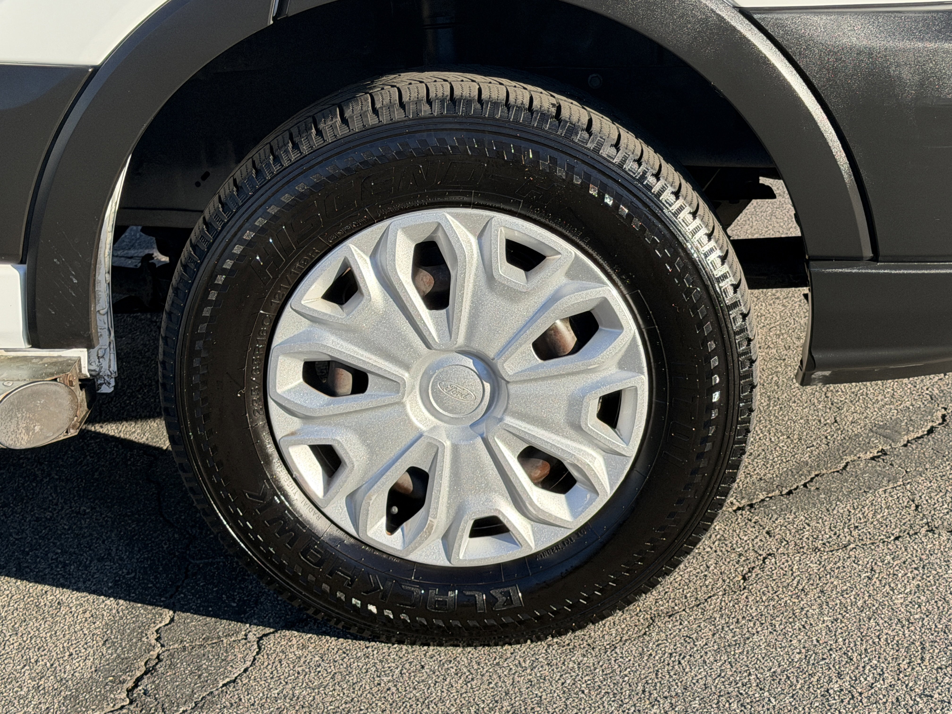 Certified 2019 Ford Transit 250 130 Low Roof w/ Exterior Upgrade Package image 9