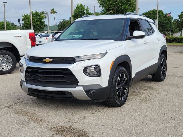Used 2022 Chevrolet TrailBlazer LT w/ Confidence II Package FWD image 3